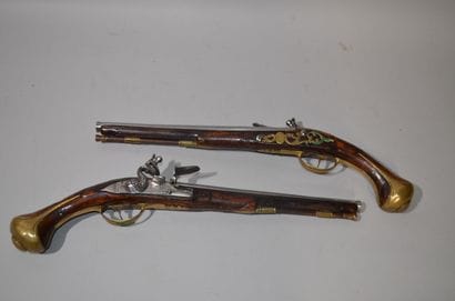 Paire de longs et forts pistolets à silex

Canon...