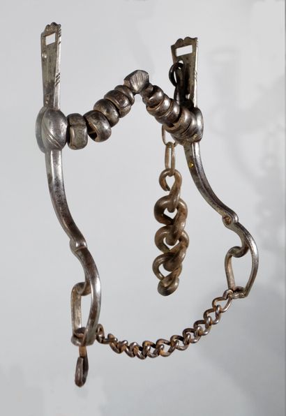 Ancien mors de bride en fer forgé avec passage...