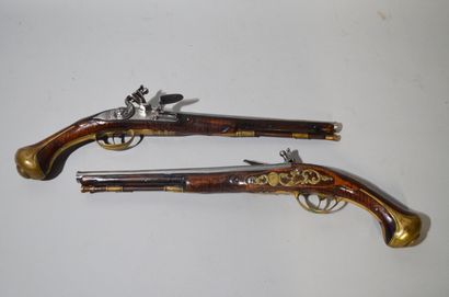 Paire de longs et forts pistolets à silex

Canon...