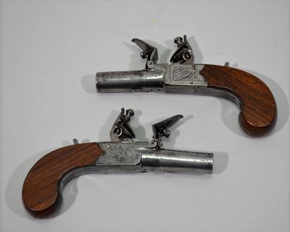 Paire de pistolets à coffre à silex. 

Canons...