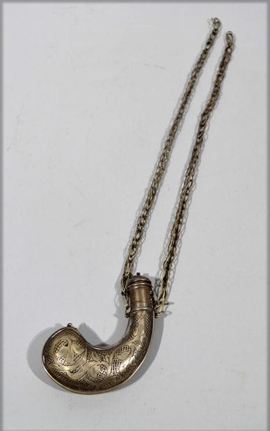 Ancienne poire à poudre côsaque avec métal...