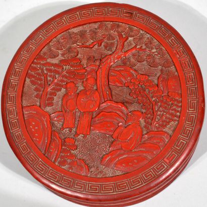 BOITE COUVERTE en laque rouge sculptée Circulaire,...