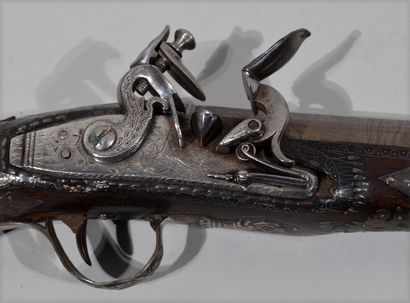 Long et fort pistolet à silex ottoman. 

Canon...