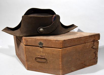 CHAPEAU BICORNE D'OFFICIER, SECOND EMPIRE.

Chapeau...