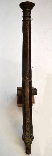 COULEUVRINE en bronze à patine brune et médaille....