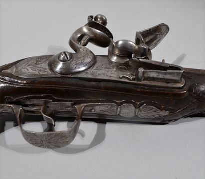 Fort pistolet à silex ottoman. 

Beau canon...