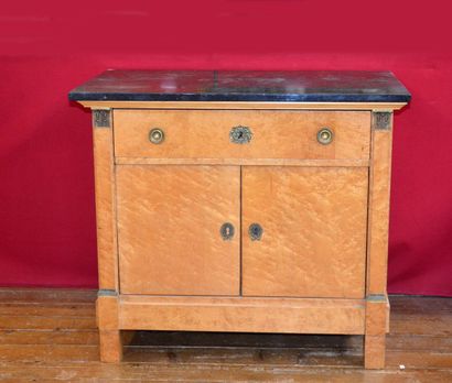 COMMODE en placage d'érable moucheté, à montants...