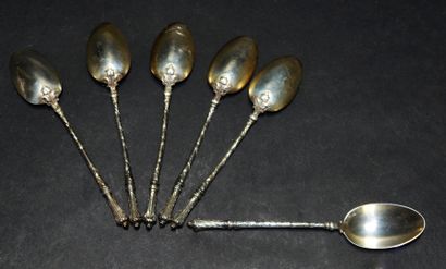 SUITE DE 6 petites cuillères en argent massif...