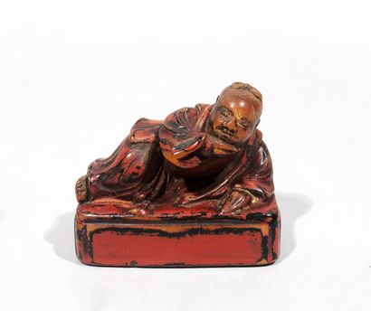 Netsuke en buis à trace de laque rouge de...