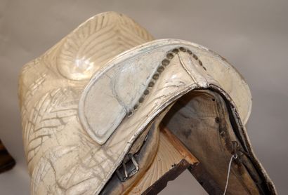 SELLE RASE en cuir laqué crème gaiuffré à...