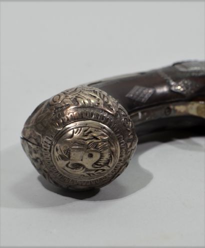Long et fort pistolet à silex ottoman. 

Canon...