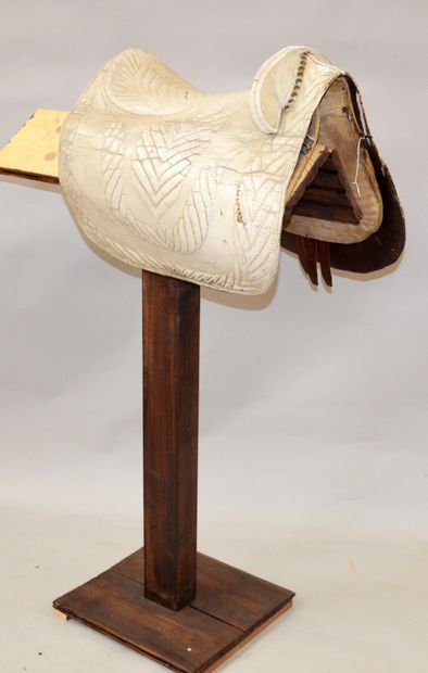SELLE RASE en cuir laqué crème gaiuffré à...