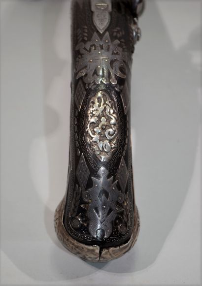 Long et fort pistolet à silex ottoman. 

Canon...
