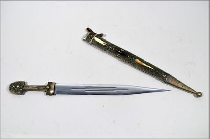 Couteau côsaque avec fourreau à décor filigrané...