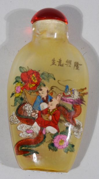 Painted glass TABATIERE with children.

China,...