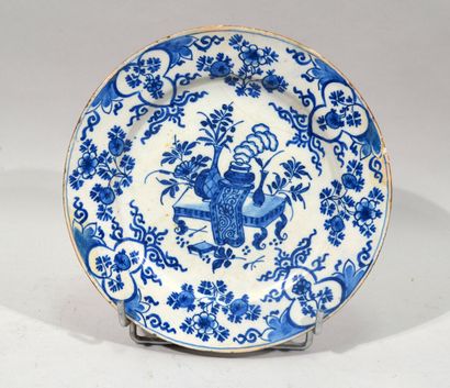 DELFT 

Earthenware plate decorated in blue...