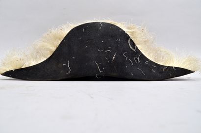 Prefect's horn in black taupe felt. White...