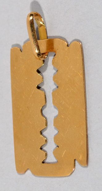 An 18K (750/1000) yellow gold razor blade...