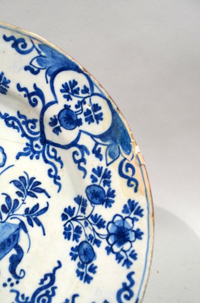 DELFT 

Earthenware plate decorated in blue...