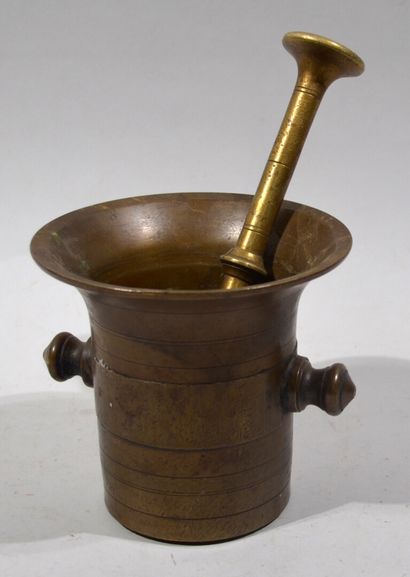 Mortar in bronze.

Height : 13,5 cm.