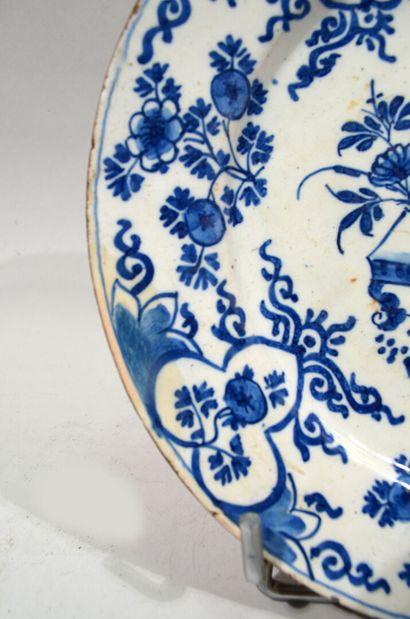 DELFT 

Earthenware plate decorated in blue...