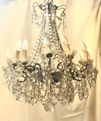 BACCARAT

A 12 arms lighted cage chandelier...