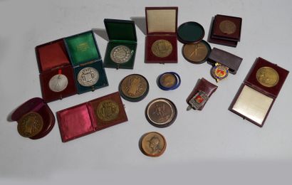 Meeting of 13 bronze medals of which : Société...