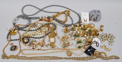 Lot of various fancy jewels.