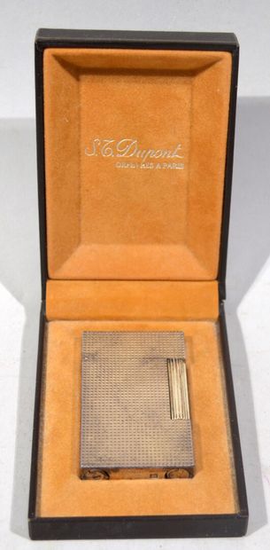 DUPONT

Lighter in silver plated metal with...