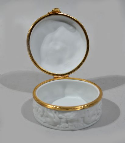 LIMOGES

Small biscuit box decorated with...