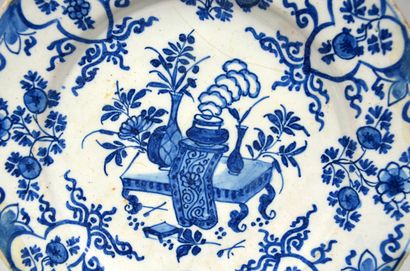 DELFT 

Earthenware plate decorated in blue...