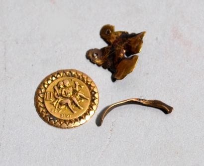 Meeting of gold fragments - Total weight...