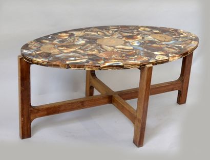 Low table with oval top in agate and silicified...