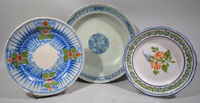 Set of three earthenware dishes with polychrome...