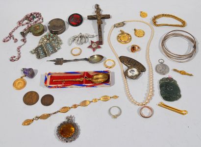 Lot of various fancy jewels.