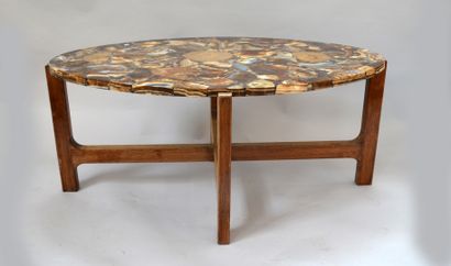 Low table with oval top in agate and silicified...