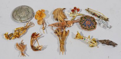 Lot of various brooches with imitation s...