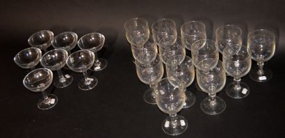 Set of glassware including : 

- thirteen...