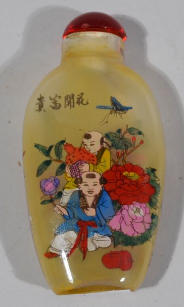 Painted glass TABATIERE with children.

China,...