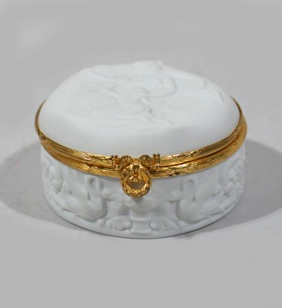 LIMOGES

Small biscuit box decorated with...