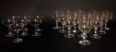 Set of glassware including : 

- thirteen...