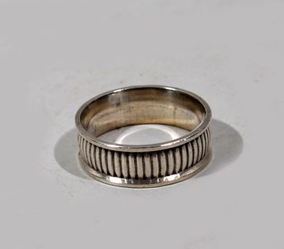 Silver napkin ring with gadrooned decoration,...