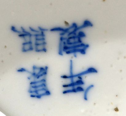 Potiche couverte en porcelaine à décor émaillé...