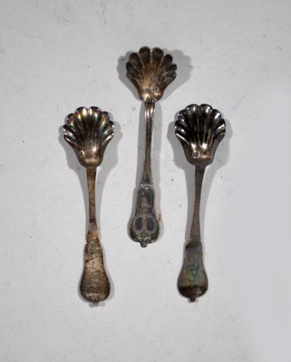 Suite de trois pelles à saleron en argent...