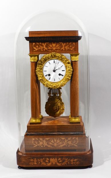 Pendule portique en bois de placage et marqueterie...