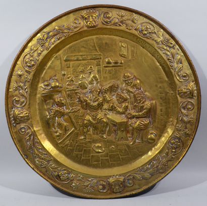 Suite de trois plats en laiton repoussé à...