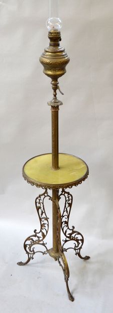 LAMPE DE PARQUET en laiton doré, fût gravé...