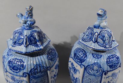 DELFT

PAIRE DE POTICHES couvertes de forme...
