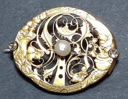 BROCHE en métal doré et argent composé d'un...