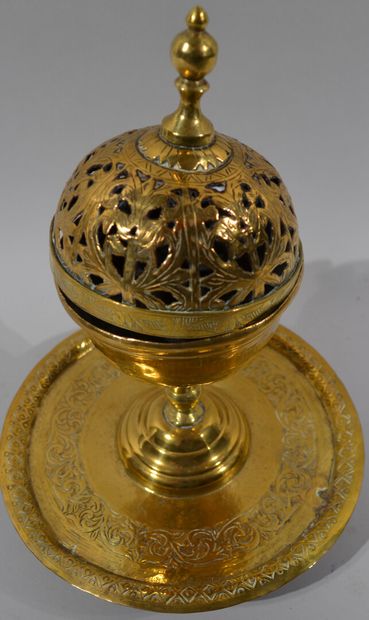 Un brûle-parfum en laiton à décor ciselé...